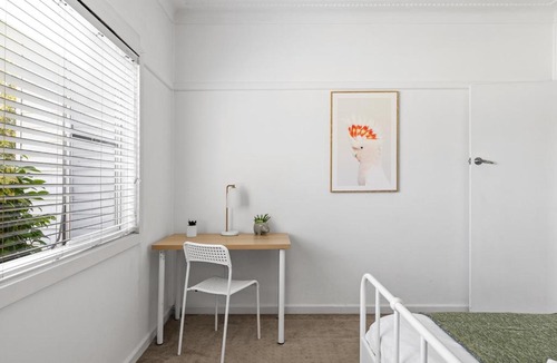 Ryde House | Bright Queen Room - Central Location at Ryde - Shared Bathroom