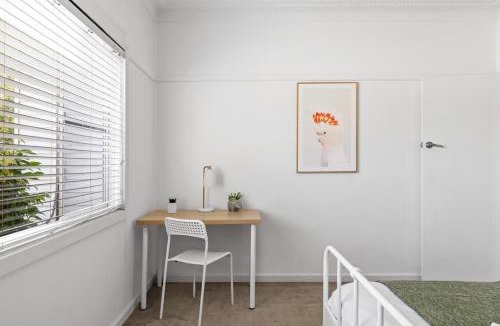 Ryde House | Bright Queen Room - Central Location at Ryde - Shared Bathroom and Amenities