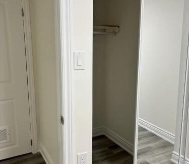 Mount Pleasant House | Bright Queen Room close to Sheridan College and Airport
