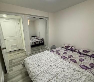 Mount Pleasant House | Bright Queen Room close to Sheridan College and Airport