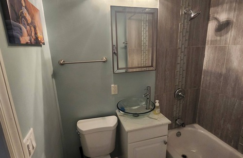 Greater Grand Crossing Apartment | Bright & Quiet 2 Bd Nest/1st FL Getaway