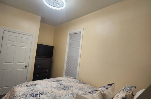 Greater Grand Crossing Apartment | Bright & Quiet 2 Bd Nest/1st FL Getaway