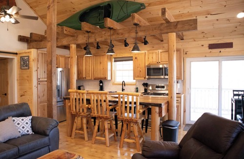 Hickory Hills Cabin | Bright & quiet cabin near mountain attractions