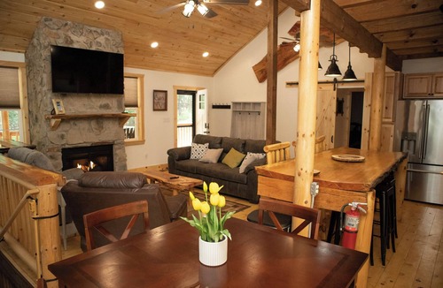 Hickory Hills Cabin | Bright & quiet cabin near mountain attractions