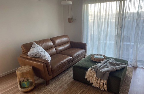 Warrnambool House | Bright Quiet Retreat near Coast, Beaches, Shops & Parkland