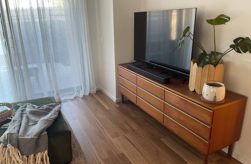 Warrnambool House | Bright Quiet Retreat near Coast, Beaches, Shops & Parkland