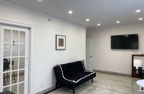 Port Credit Apartment | Bright & refreshing Port Credit apartment - 4 mins to the lake!
