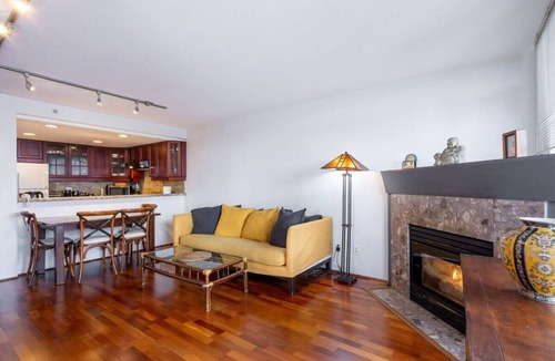 Crosstown Apartment | Bright & Relaxing Downtown Haven ~ City View ~ Pkg