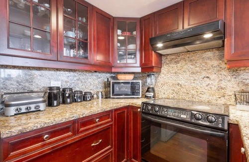 Crosstown Apartment | Bright & Relaxing Downtown Haven ~ City View ~ Pkg