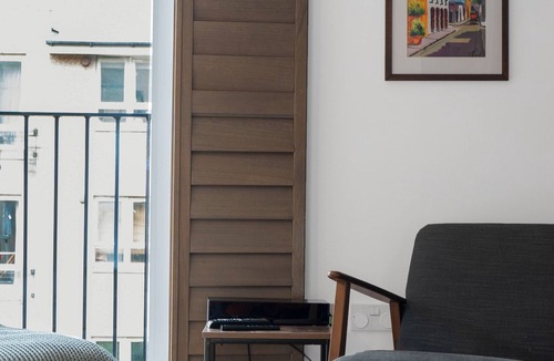 Gifford Apartment | Bright remote work haven | Close to Arthur's Seat & Holyrood Palace | 2 bedrooms