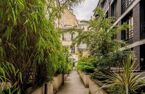 Quartier Saint-Ambroise Apartment | Bright & renovated 3BD for 8 guests in Le Marais!