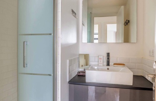Quartier Saint-Ambroise Apartment | Bright & renovated 3BD for 8 guests in Le Marais!