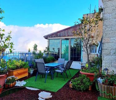 West Bank House | Bright Renovated Room Close to Everything