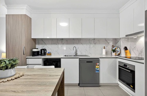 Rockingham Apartment | Bright Rockingham 2BR with Balcony & Parking