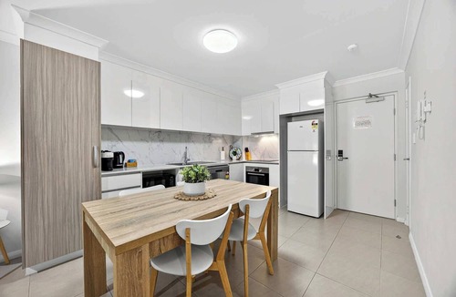 Rockingham Apartment | Bright Rockingham 2BR with Balcony & Parking