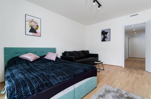 Smichov Apartment | Bright Royal Elegance