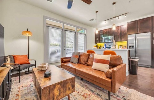 Fashion Square Apartment | Bright & Rustic Space Next To Fashion Square! Pool