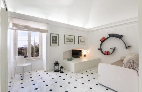Cavi Apartment | Bright Sea View Home, Steps from the Beach