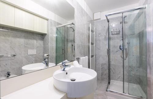 Cavi Apartment | Bright Sea View Home, Steps from the Beach