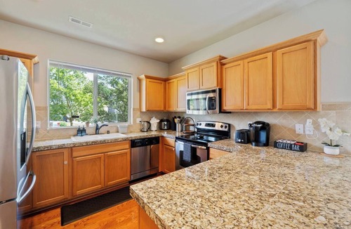 White Center House | Bright Seattle Getaway | Close to Airport & Alki