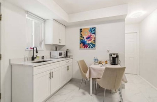 Kensington-Cedar Cottage Apartment | Bright Self-Contained Studio | East Van Fraserhood