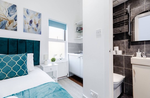 Harrow Road Apartment | Bright Single Studio in Vibrant Harrow Road Area