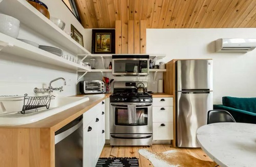 Bouldin Apartment | Bright South Congress Studio Treehouse + Parking