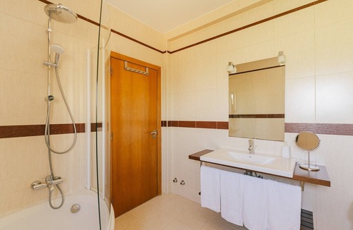 Outeiro da Cabeca Villa | Bright, Space and Comfort Home in the village