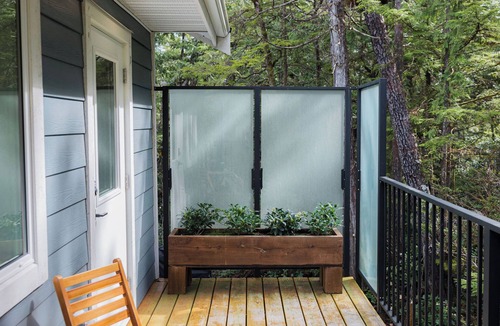 Ucluelet House | Bright & spacious 1 bedroom suite by the beach!
