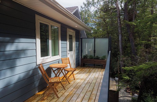 Ucluelet House | Bright & spacious 1 bedroom suite by the beach!