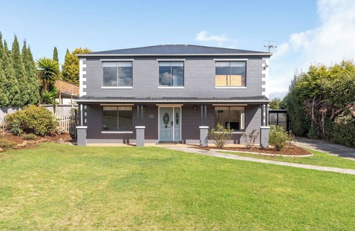 Romaine House | Bright & Spacious 2-Story Retreat