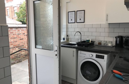 Preston House | Bright Spacious 3-bed with office & patio, Preston
