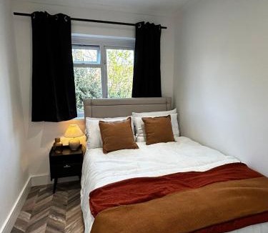Worcester Park Apartment | Bright & Spacious 4-Bedroom Home Near London