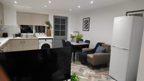 Worcester Park Apartment | Bright & Spacious 4-Bedroom Home Near London