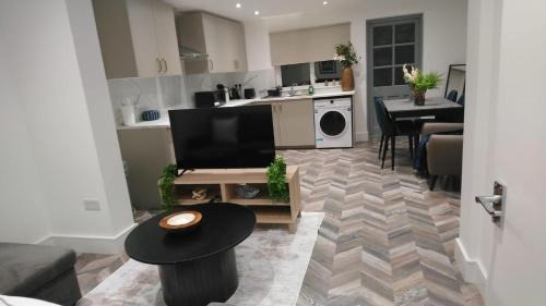Worcester Park Apartment | Bright & Spacious 4-Bedroom Home Near London