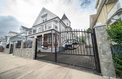 St. Marks Apartment | Bright & Spacious 4BR & 2BA Boston Apt - Bathtub, Free Parking near Red Line 802