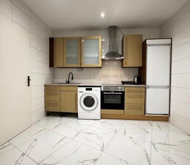 Liesing Apartment | Bright & Spacious 4BR Apt Near Kaufpark Alterlaa