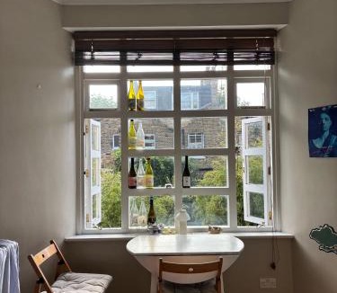 Kennington Apartment | Bright Spacious and Centrally Located