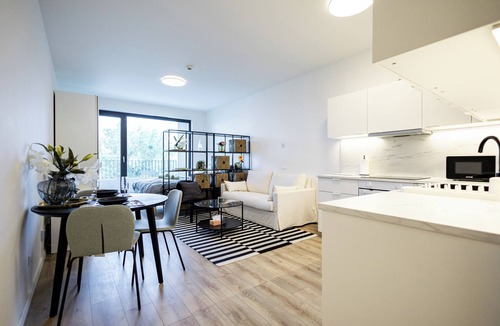 Nivy Apartment | Bright & Spacious Apartment/Garage + Balcony
