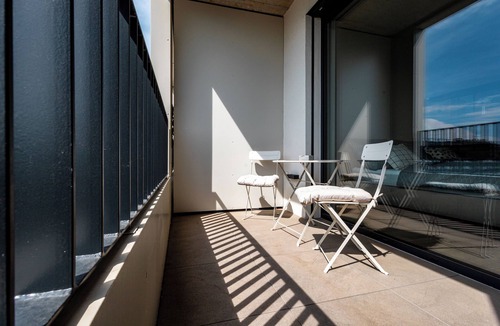 Nivy Apartment | Bright & Spacious Apartment/Garage + Balcony
