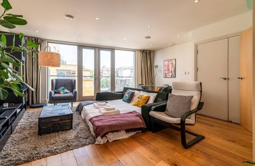 Queenstown Apartment | Bright & Spacious Battersea Flat