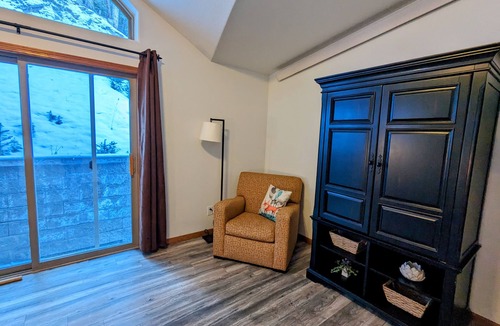 Idaho Springs Cabin | Bright & Spacious Cabin 1-mi from Idaho Springs, on 5 acres + Mountain Views!