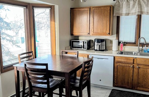 Fairview Apartment | Bright & Spacious Downtown 2 Bedroom Apt w/King bed!