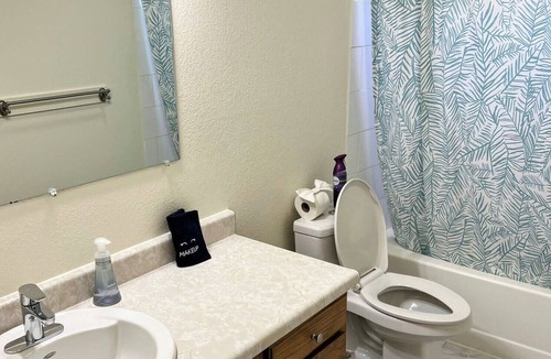 Fairview Apartment | Bright & Spacious Downtown 2 Bedroom Apt w/King bed!