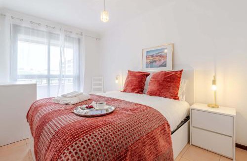 Aldoar Apartment | Bright & Spacious Flat with Balcony by HostWise