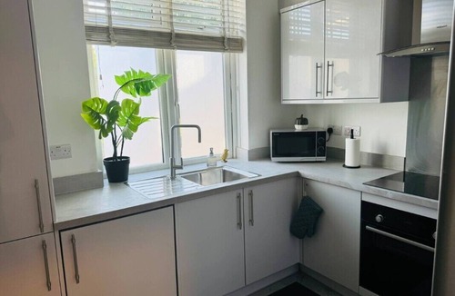Ashburton Apartment | Bright & Spacious Home Near London | Sleeps Groups Comfortably
