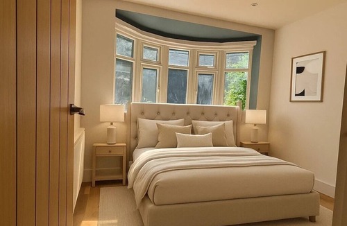 Harrow Weald House | Bright & Spacious London Retreat – Ideal for Families & Groups