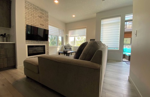 Northwest Calgary House | Bright & Spacious NW Townhouse w/Downtow Views Close to the Rocky Mountains