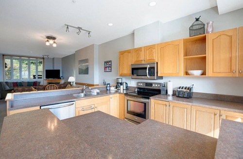 Silver Star Mountain Hotel | Bright & Spacious Property w/Fireplace & Hot Tub - Sleeps 13