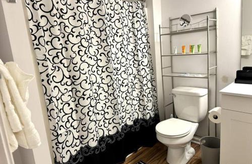 Winder Villa | Bright Spacious Renovated Home Master on Main